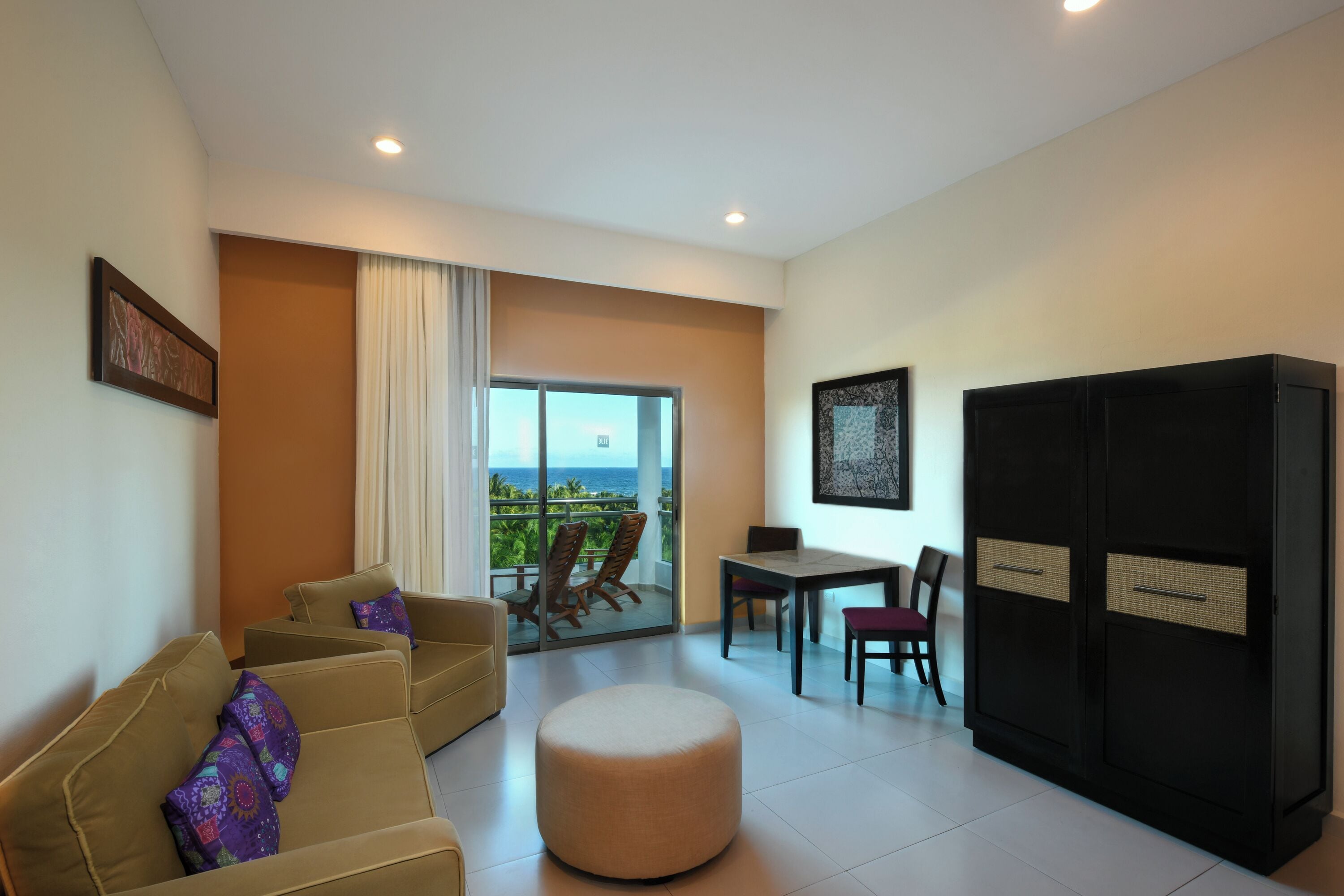 PREMIUM OCEANVIEW JUNIOR SUITE | Free minibar, in-room safe, desk, laptop workspace