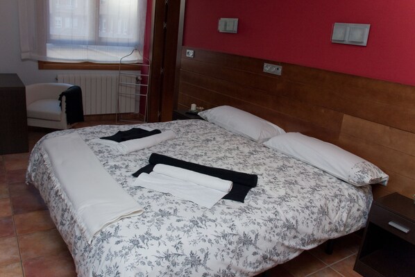 Double Room | Desk, soundproofing, free WiFi, bed sheets