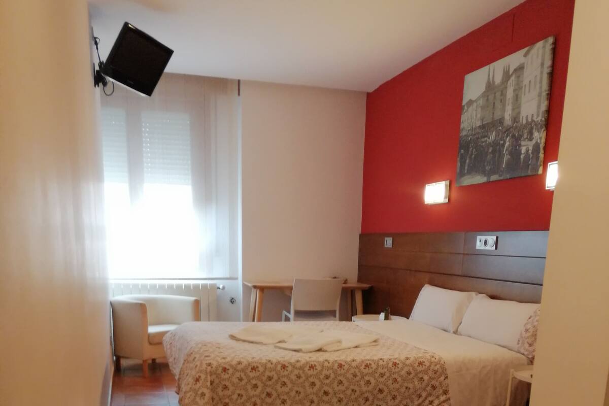 Double Room | Desk, soundproofing, WiFi (free), bed sheets