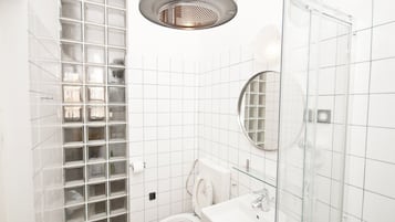 Ducha, artículos de tocador gratuitos, secador de pelo, toallas