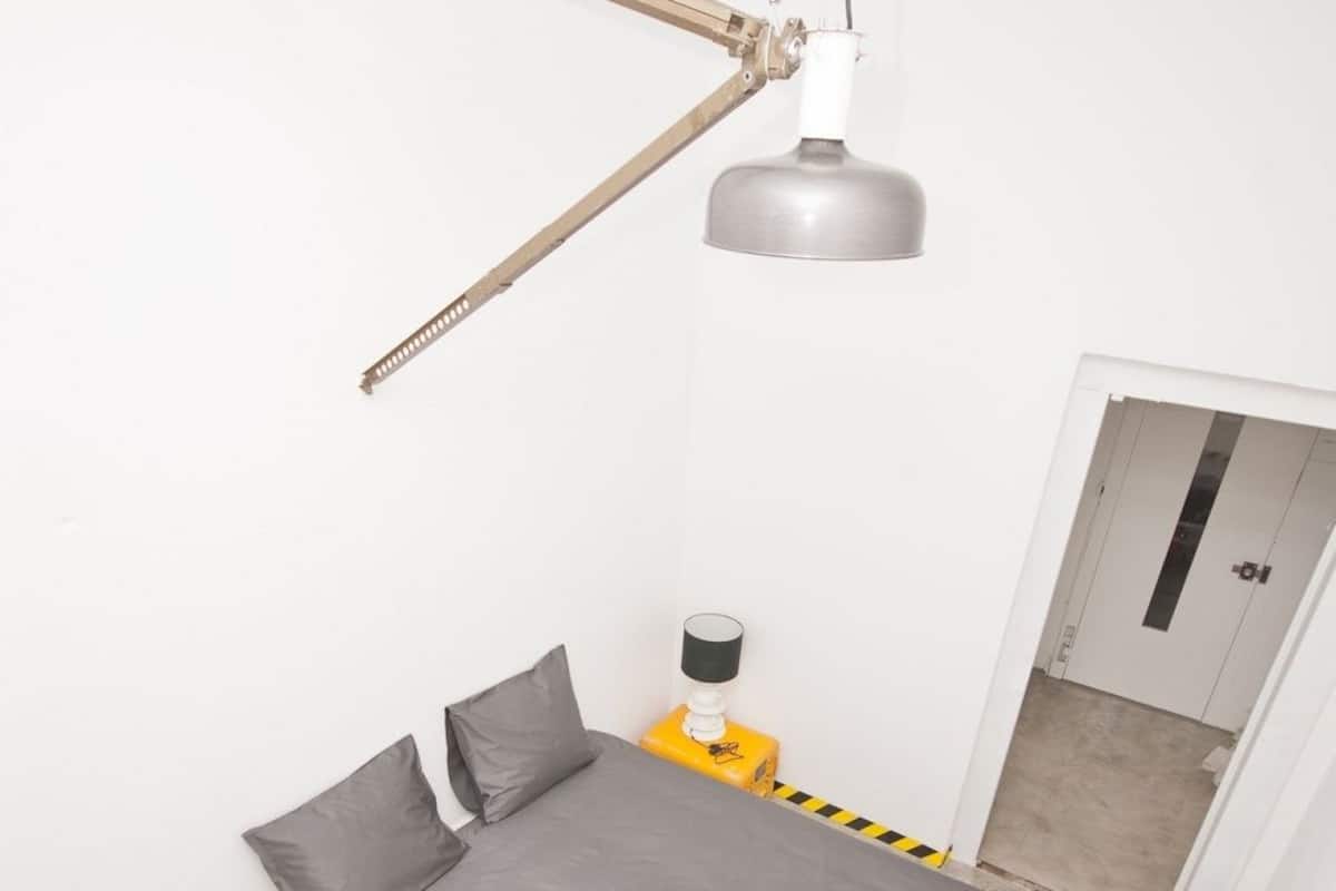 Departamento | Decoración personalizada, muebles diferentes, escritorio y camas extra