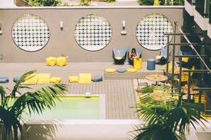 A rooftop terrace with circular seating areas, a pool, and a staircase. - AMISTAT Island Hostel Ibiza - ALBERGUE JUVENIL (Sant Antoni de Portmany)