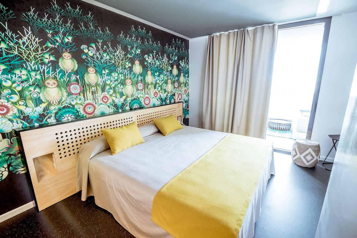 Deluxe Double Room with Pool View | Rideaux occultants, chambres insonorisées, fer et planche à repasser
