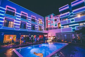 A modern building with balconies and a pool area. - AMISTAT Island Hostel Ibiza - ALBERGUE JUVENIL (Sant Antoni de Portmany)