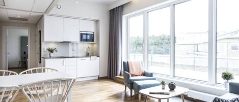 Appartement, 1 chambre, terrasse | Rideaux dâobscurcissement, fer et planche Ă repasser