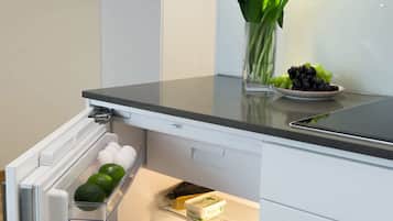 Kühlschrank, Mikrowelle, Herdplatte, Geschirrspüler