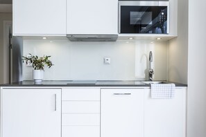 Fridge, microwave, stovetop, dishwasher - Biz Apartment Hammarby Sjostad (Stockholm)