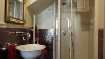 Doppelzimmer | Badezimmer | Dusche, kostenlose Toilettenartikel, Haartrockner, Bidet