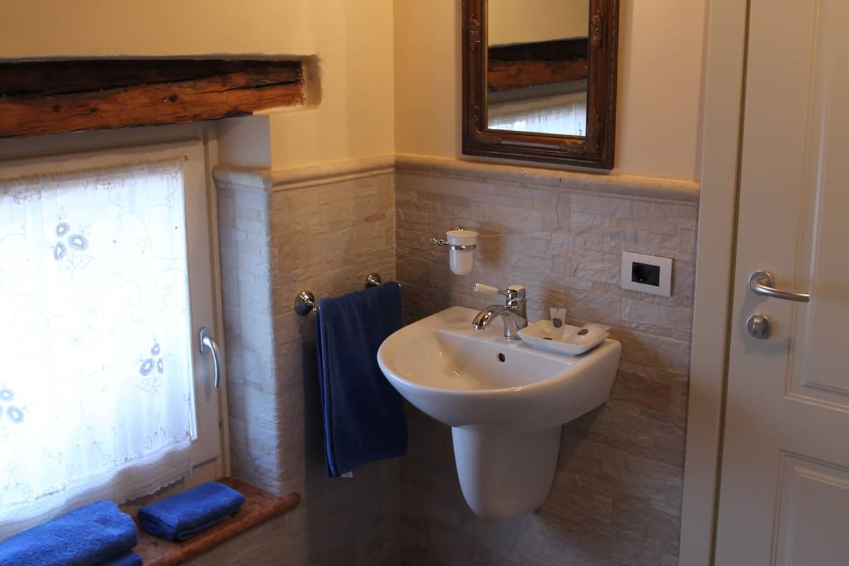 Tek Kişilik Oda | Banyo | Duş, ücretsiz banyo/kozmetik ürünleri, saç kurutma makinesi, bide