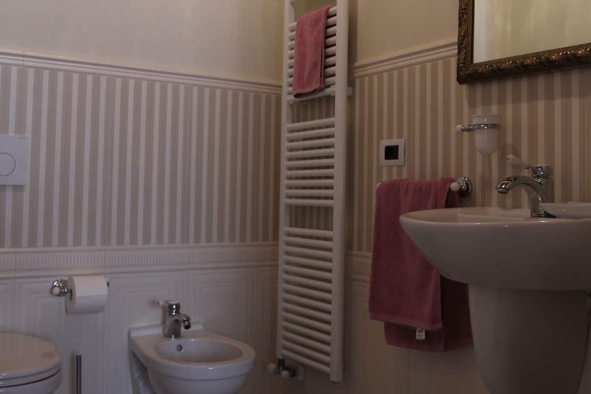 Üç Kişilik Oda | Banyo | Duş, ücretsiz banyo/kozmetik ürünleri, saç kurutma makinesi, bide