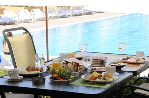 2 restaurants; breakfast, lunch and dinner served  - Country Lodge Hotel & Resort (Majzoub)