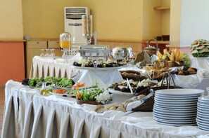 Daily continental breakfast for a fee - Country Lodge Hotel & Resort (Majzoub)