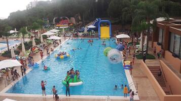 Indoor pool, 2 outdoor pools