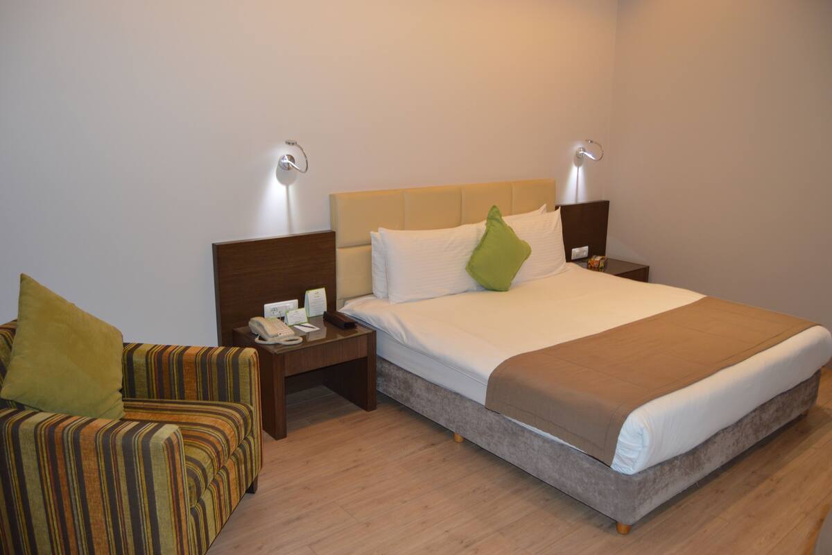 Executive Suite | In-room safe, desk, soundproofing, iron/ironing board (on request)
