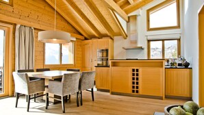 Apartment, 3 Bedrooms, Balcony, Mountain View | In-room dining