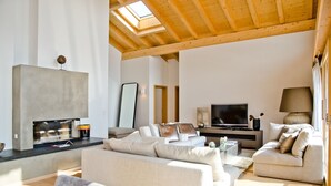 Apartment, 3 Bedrooms, Balcony, Mountain View | Living area