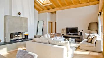 Departamento, 3 habitaciones, balcón, vista a la montaña | Área de sala de estar | Televisión de pantalla plana y chimenea