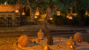 2 bars/lounges, een poolbar