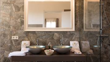 Phòng Suite Deluxe, hiên, quang cảnh hồ bơi (Campanet) | Phòng tắm | Buồng tắm vòi sen, đồ dùng nhà tắm miễn phí, máy sấy tóc