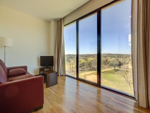 Suíte júnior | Cofres nos quartos, individualmente mobiliados, escrivaninha