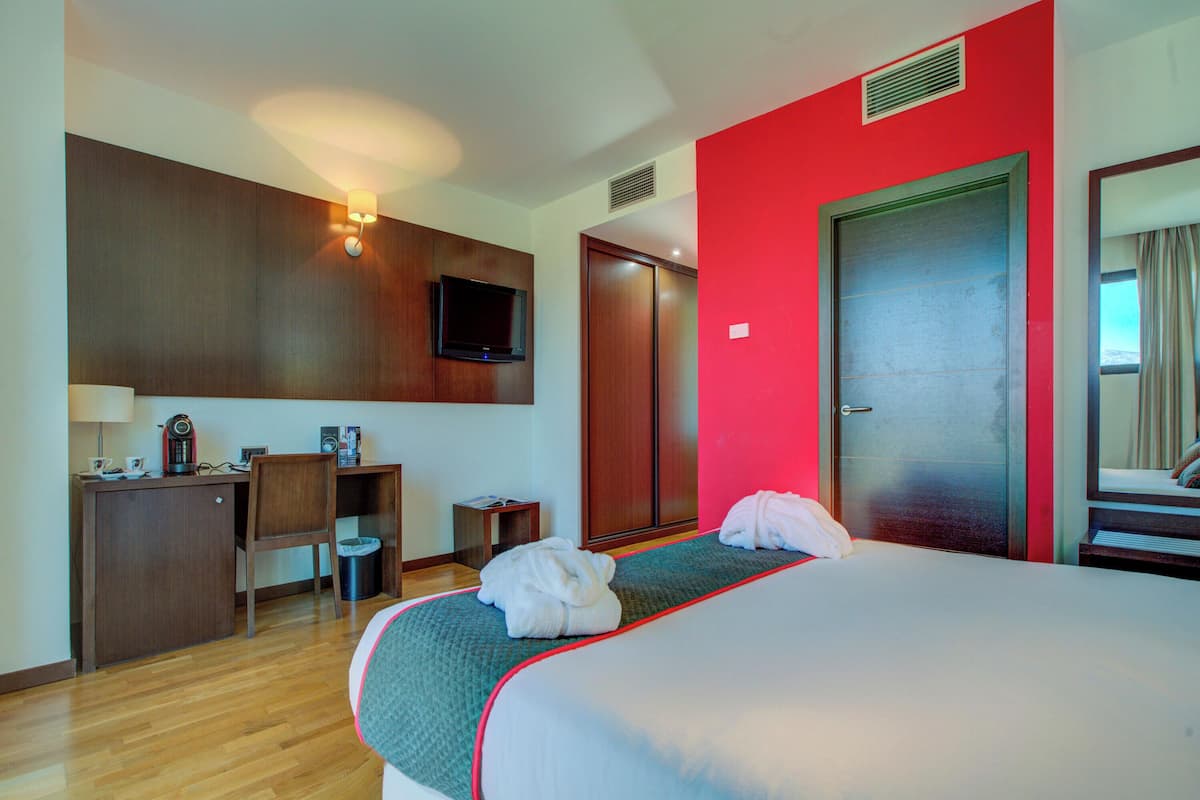 In-room safe, desk, laptop workspace, soundproofing