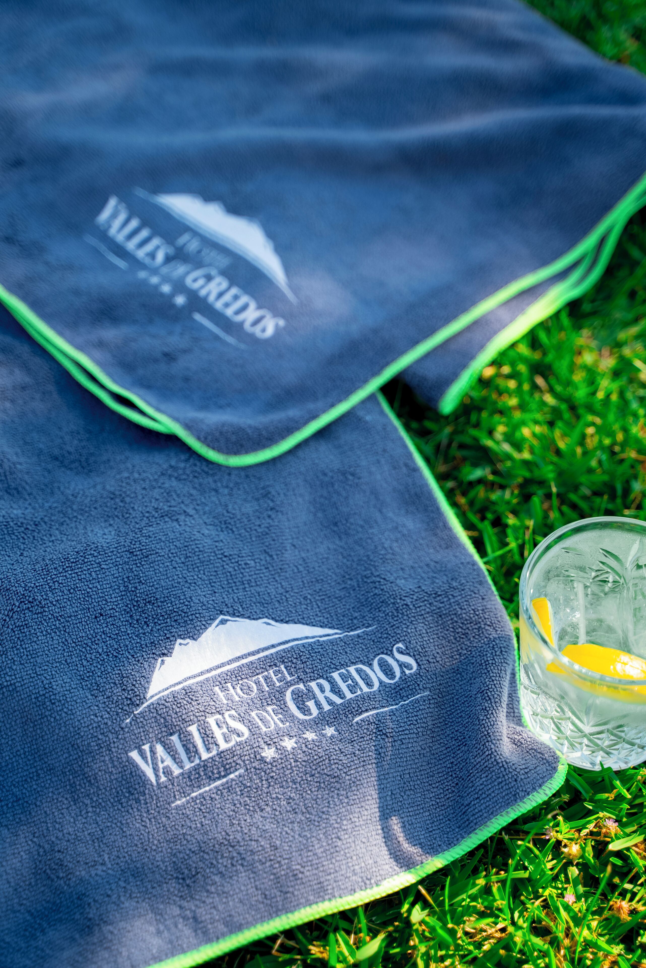 seasonal outdoor pool, pool loungers