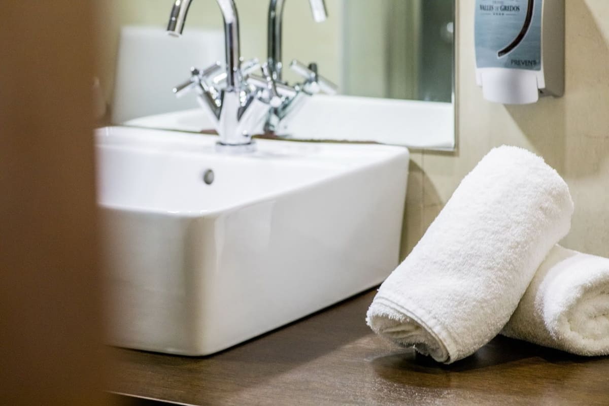 double room | bathroom | shower, free toiletries, hair dryer, towels