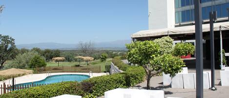 Piscine extérieure en saison, chaises longues