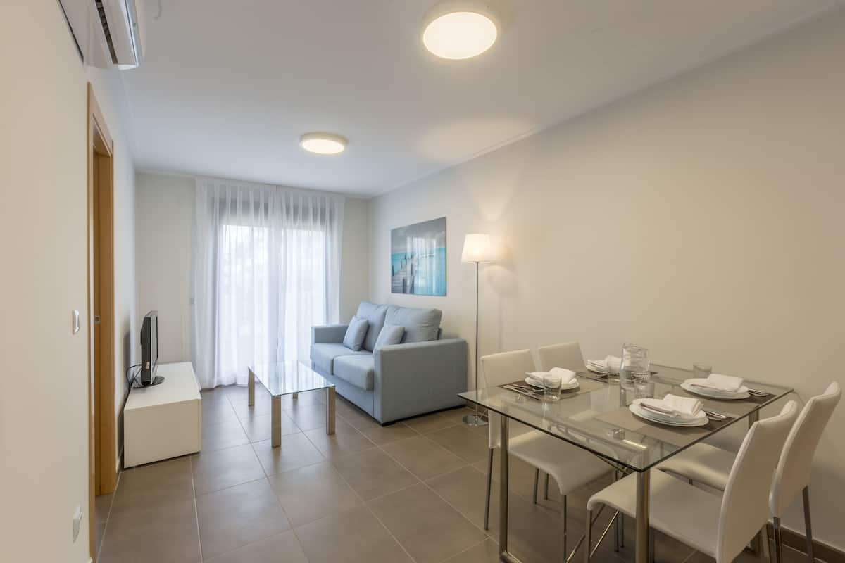 Cribs (surcharge), WiFi (free), bed sheets