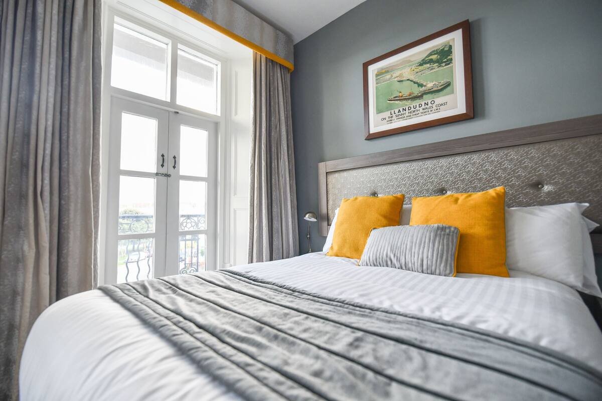 standard double room, sea view | 1 bedroom, hypo-allergenic bedding, in-room safe, desk
