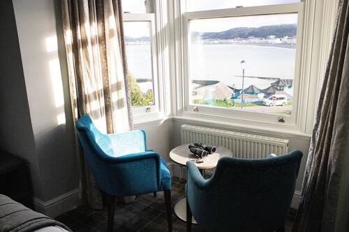 Chambre supérieure double ou avec lits jumeaux, vue sur la mer | Literie hypoallergénique, coffre-fort pour ordinateur portable, bureau