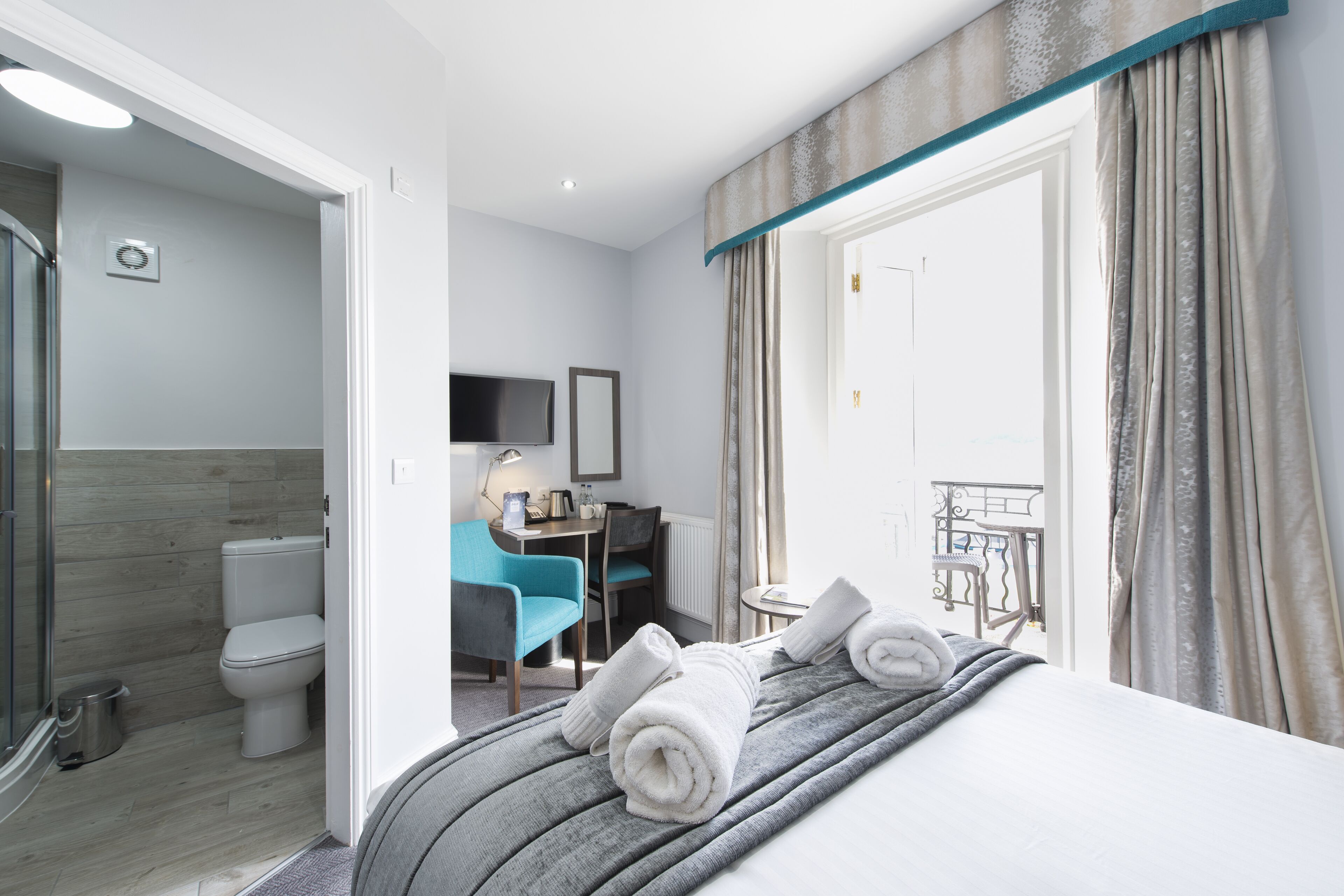 standard double room, sea view | 1 bedroom, hypo-allergenic bedding, in-room safe, desk