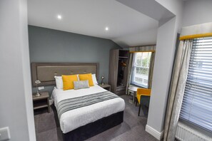 Habitación estándar doble | Ropa de cama hipoalergénica, caja fuerte, escritorio y cortinas opacas