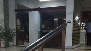 A staircase with metal railings leading to an interior space. - Estúdio Praia do Flamengo - 1018 (Rio de Janeiro)