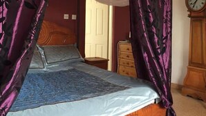4 bedrooms, premium bedding, in-room safe, blackout drapes - Tigerlily Gardens (Sukuta)