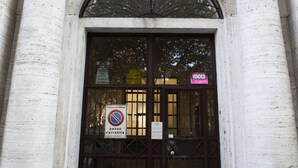 A building entrance with a large arched doorway, two columns, and a sign indicating a no parking zone. - Alessia's Flat - Mac Mahon (Milan)
