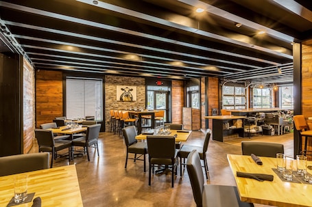 Culinária americana. Cobblestone Hotel & Suites – Stevens Point