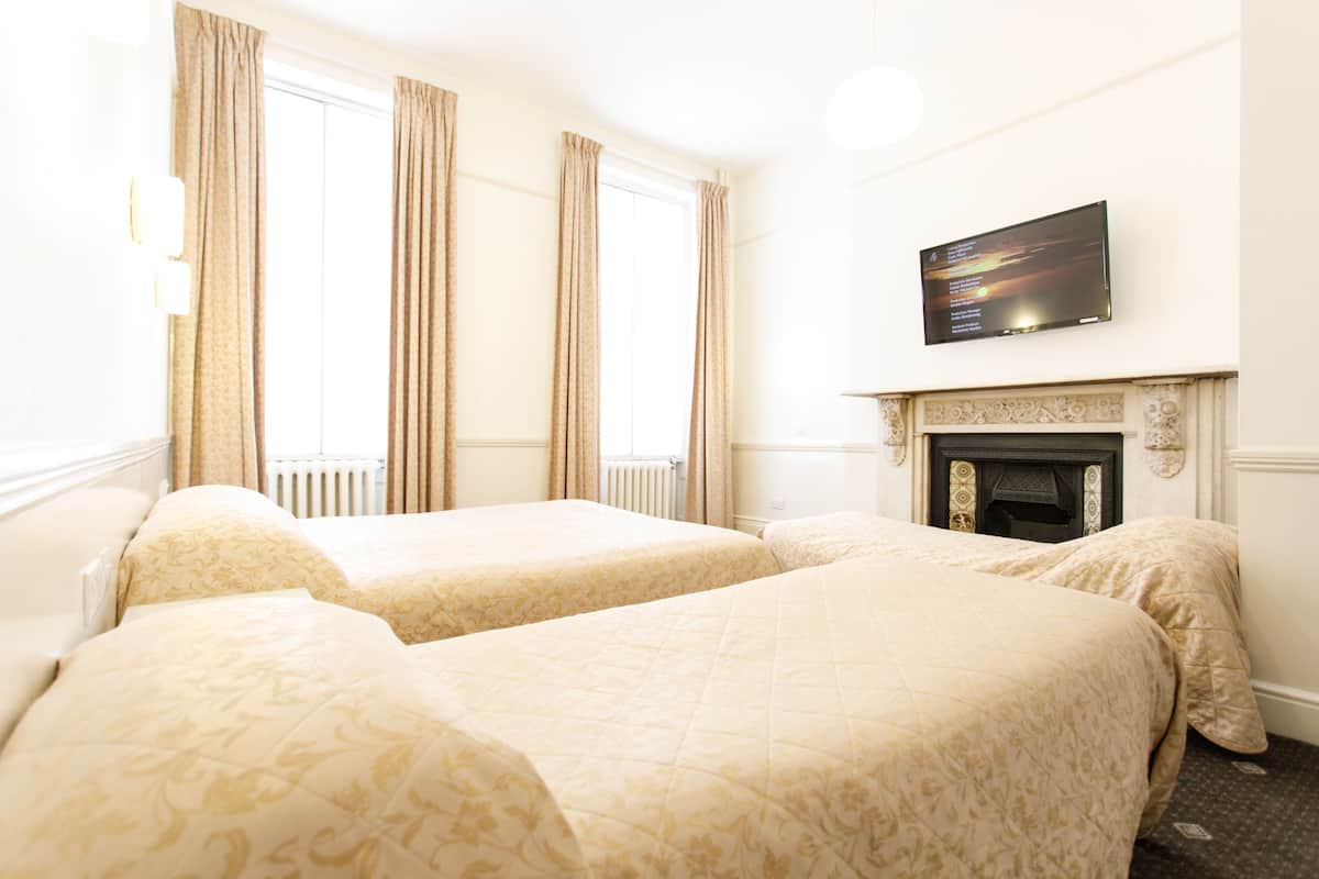 Dört Kişilik Oda, Banyolu/Duşlu | Ücretsiz kablosuz İnternet, çarşaf takımı