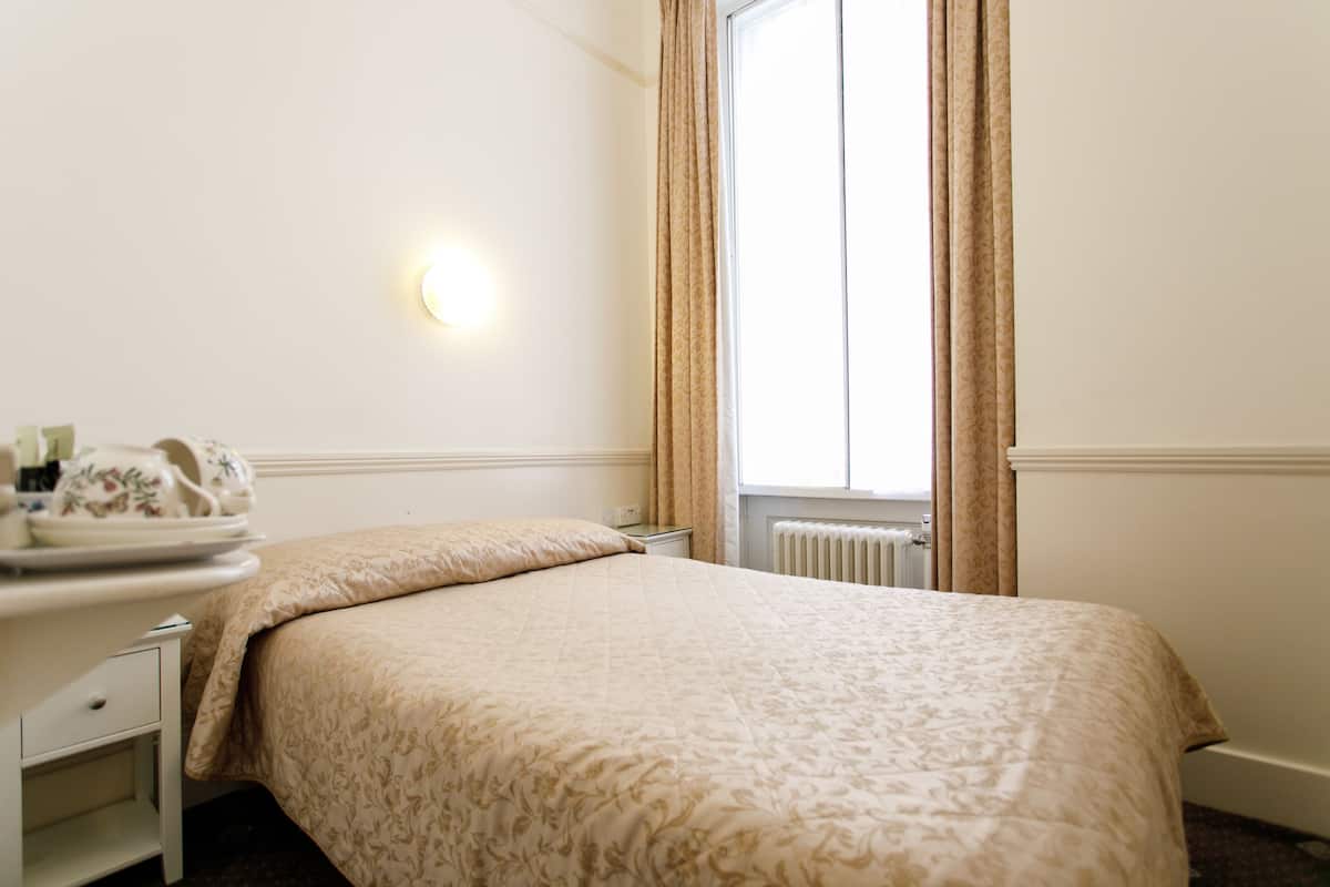 Enkeltværelse - eget badeværelse (Large Single) | Gratis Wi-Fi, sengetøj