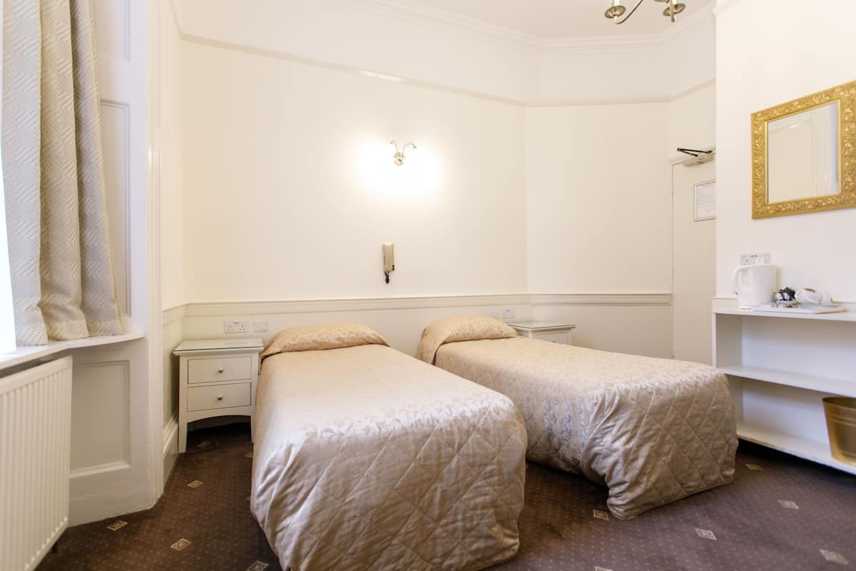 Tek Büyük veya İki Ayrı Yataklı Oda, Banyolu/Duşlu | Ücretsiz kablosuz İnternet, çarşaf takımı