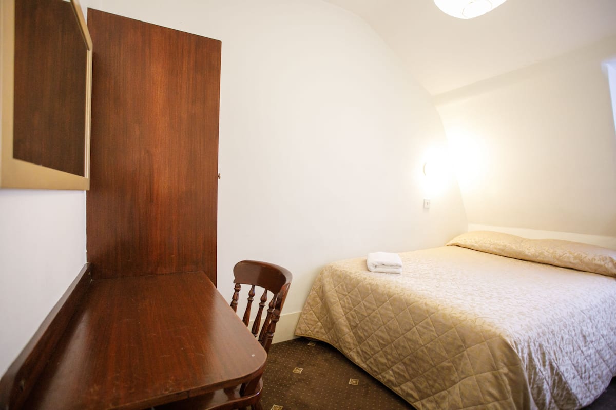 Standard Tek Büyük Yataklı Oda, Ortak Banyo | Ücretsiz kablosuz İnternet, çarşaf takımı