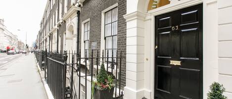 المنشأة من الخارج