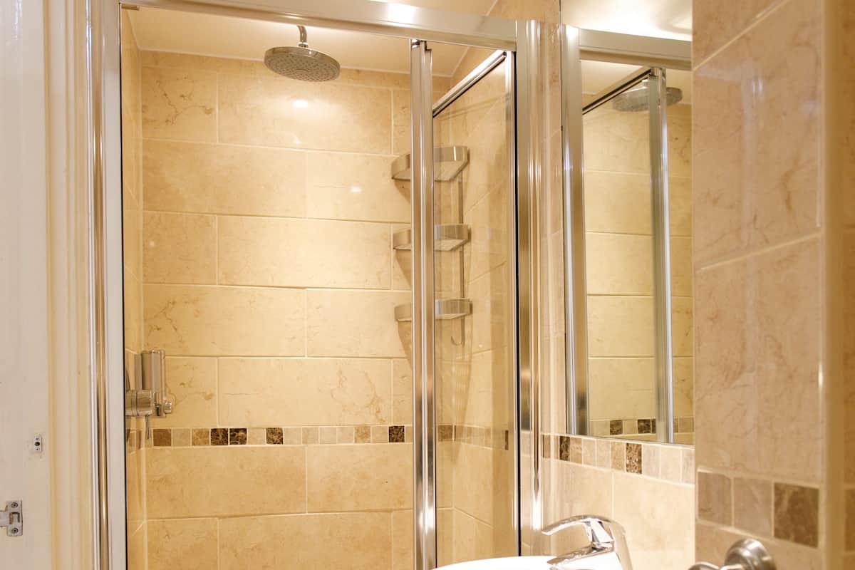 Dört Kişilik Oda, Banyolu/Duşlu | Banyo | Saç kurutma makinesi, havlu, tuvalet kâğıdı