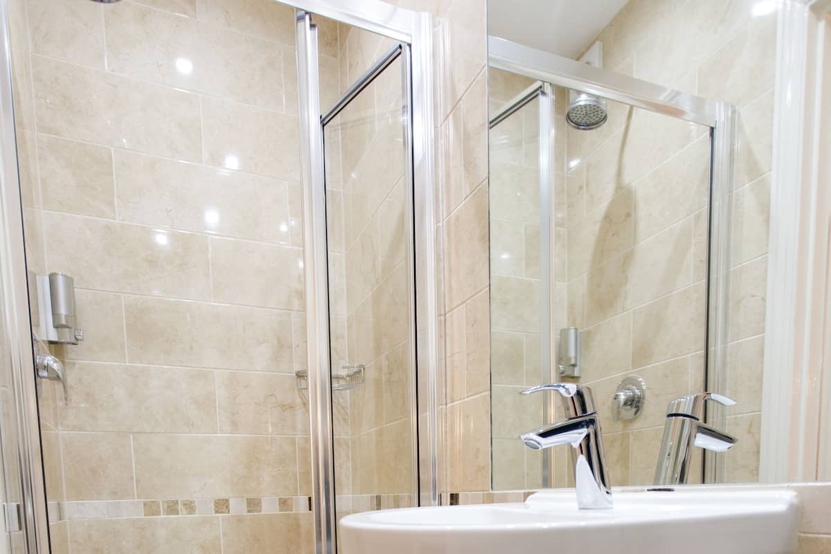 Üç Kişilik Oda, Banyolu/Duşlu | Banyo | Saç kurutma makinesi, havlu, tuvalet kâğıdı