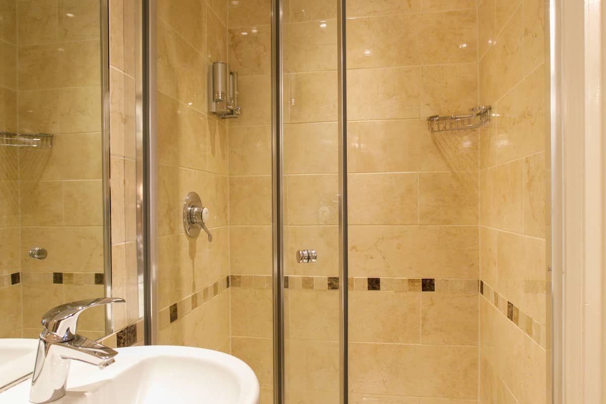 Saç kurutma makinesi, havlu, tuvalet kâğıdı