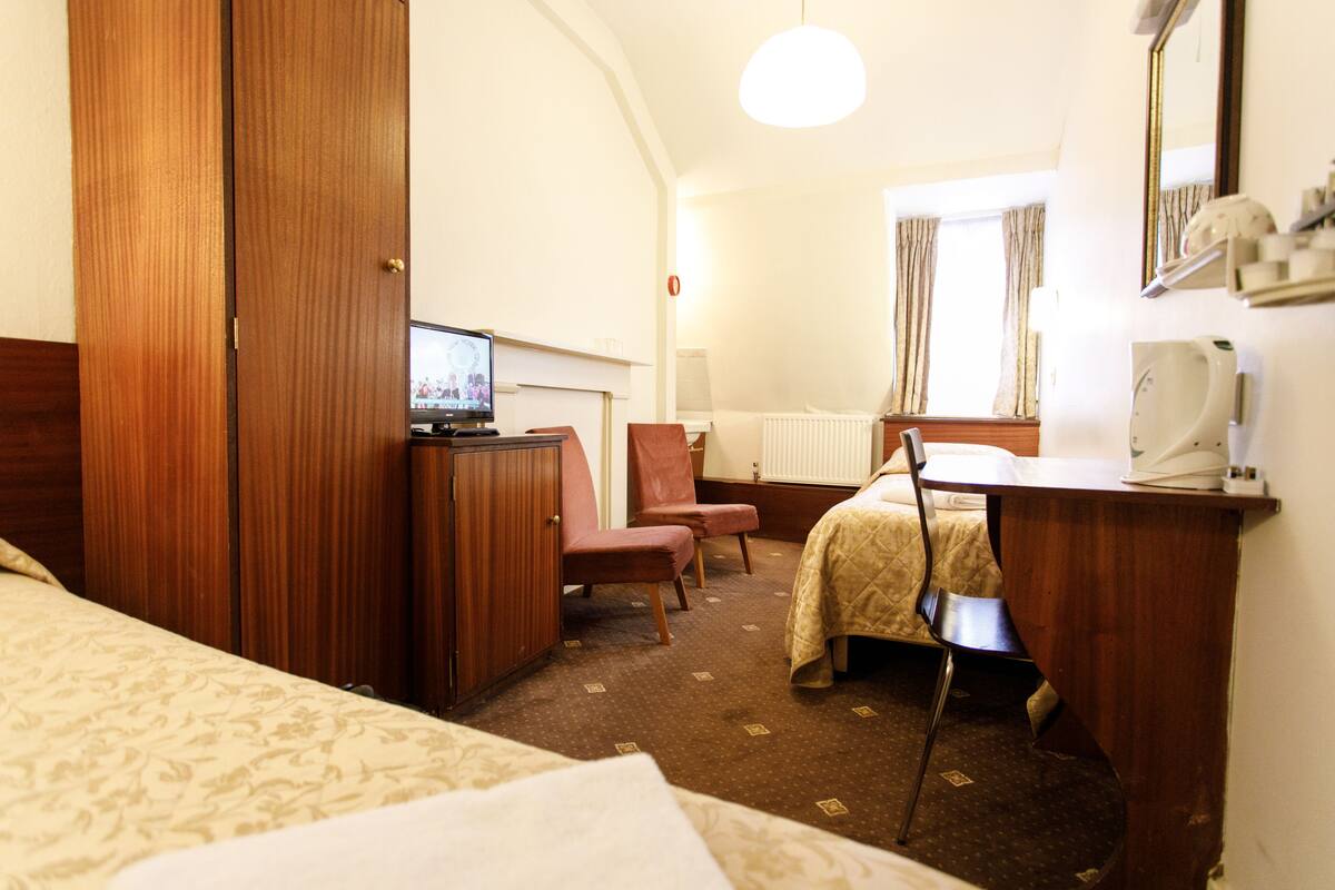 Standard Twin Room, Shared Bathroom | WiFi (free), bed sheets