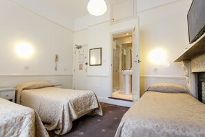 Chambre Triple, salle de bains attenante
