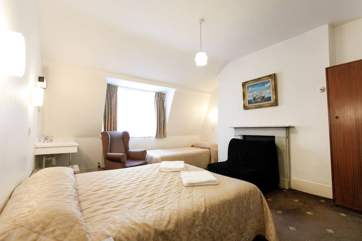 Standard Quadruple Room, Shared Bathroom | WiFi (free), bed sheets