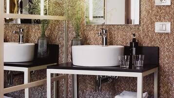 Quarto casal | Banheiro | Chuveiro, produtos de toalete grátis, secador de cabelo