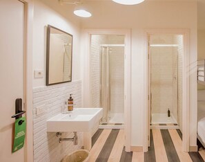 ห้องพักสำหรับสี่ท่าน | ห้องน้ำ | ฝักบัว, ของใช้ในห้องน้ำฟรี, ไดร์เป่าผม, ผ้าเช็ดตัว